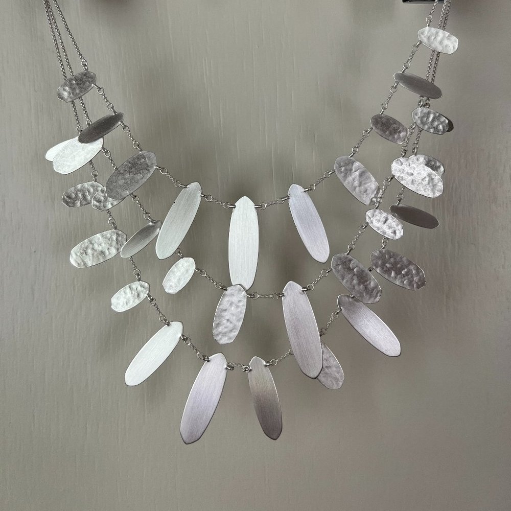 LIKE NEW- Kendra Scott Nettie Necklace in Bright Silver